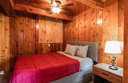 3BR Fife Lake Getaway with Fire Pit & Hot Tub - Foto 10