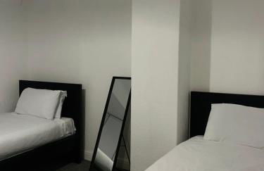 Modern 3-BR Home on Edge of City Center With Free Parking - Foto 17