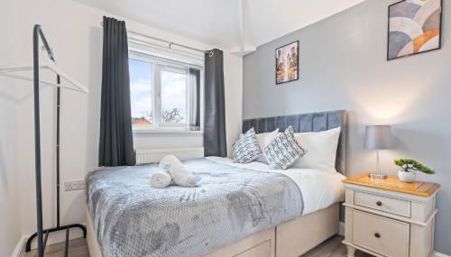 Centrally Located 4BR House By Hyped Properties Short Term Rental Agency With Free Parking Wolverhampton - Foto 5, towels