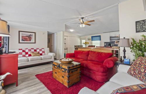Spacious 2BR Retreat-10 minutes to the Beach! Pet Friendly! - Foto 1