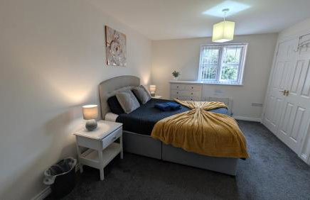 Large Modern House With Private Parking - Photo 126