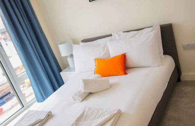 Thames View 2 Bed Apartment With Balcony - Photo 9