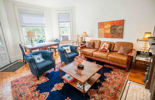 Step Back in Time Charming Victorian with Modern Amenities - Foto 2