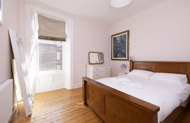 JOIVY Gorgeous 1-Bed Flat With A Shared Garden - Photo 4