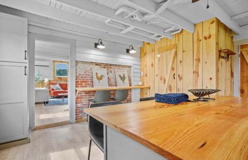 Charming 2BR with Fire Pit on Farm - 10 Min to Wharf - Foto 9