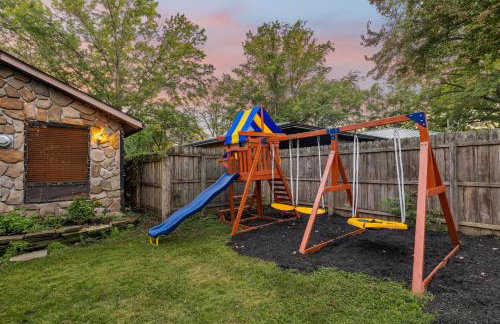 Steps to Edgewater - Sleeps 14 - Fun Game Room Retreat - Foto 70