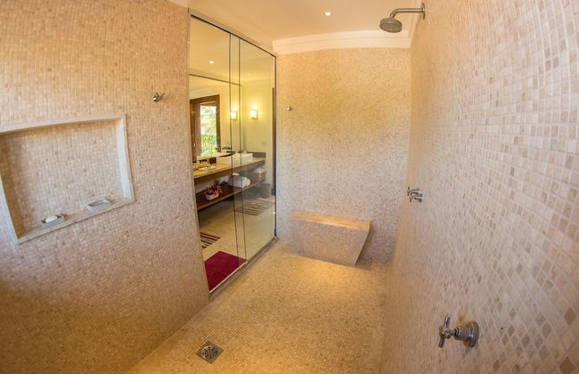 Mansão Exuberante Pé na Areia Ferradura - Photo 32