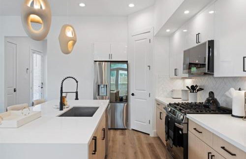 2 Luxury Homes in 1 - Walk to Nightlife & Stadiums - Foto 17