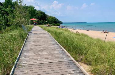 Beautiful Luxury Suite A & B of Shorewood Home - Foto 51