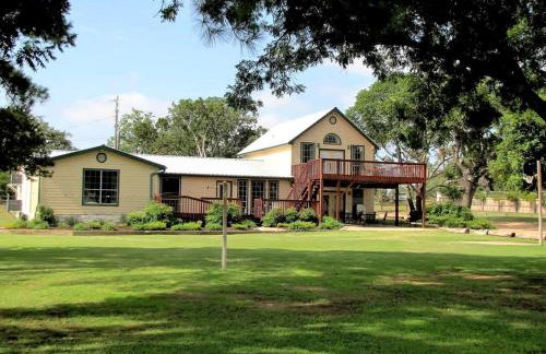 Spacious Lakefront Home with Beach Access and Sports Courts for Fun-Filled stays in Buchanan Dam, Texas - Foto 1