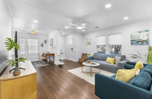 Chic Modern Cottage Near Downtown and Beaches Family - Photo 1