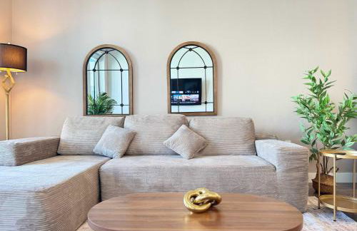 Upscale Escape 10 Min from Disneyland With Pool & Gym - Foto 46