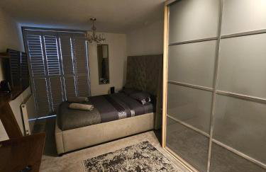 Executive E15 Apartment - Skyline Terrace & Free Private Parking - 5-min Walk to Abba Arena - Foto 24
