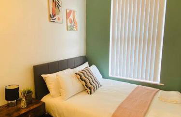 3-Bed House Near M1 & Meadowhall with Free Parking - Foto 6