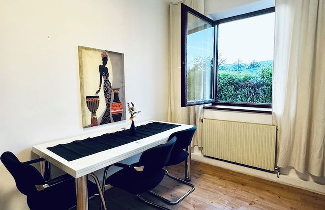 Cozy 3BR Apt with Garden Sleeps 10 - Foto 27