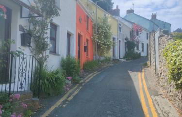 Fishermen's cottage with log burner, 2 bathrooms & sea views from garden terraces - Foto 1