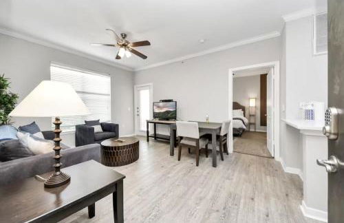 Modern 1BR Retreat Open Layout, Workspace, Views - Foto 9