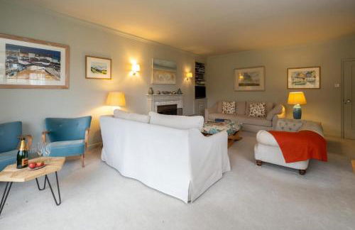 3 The Coastguards, Thorpeness - Only a stones throw from the Beach and very close to famous boating Meare, Country Club and Golf Club - Aldeburgh Coastal Cottages - Foto 10