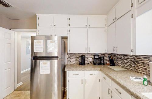 Beach house & backyard oasis with private pool - short walk to beach - Foto 7