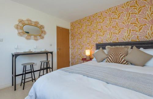 #30 Cozy & Stylish Studio Retreat - Near Odds Farm Park - Sleeps 2 - Perfect for business travelers and Couples - Free parking - Foto 21