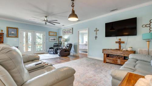 Waterfront Gulf Coast Home with Outdoor Oasis! - Foto 3