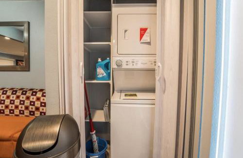 Luxury Living Just Steps from the Strip - Foto 16