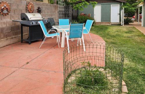 Lots of Parking & Only 2 Steps Into the Back Door! - Foto 25