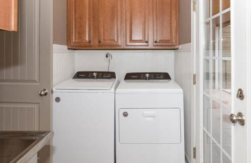 Exquisite home with pool, enclosed yard, fireplace, central AC, & washer/dryer - Foto 11