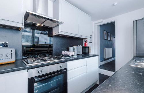 NEW! Spacious 3-Bed Home in Newcastle-under-Lyme by 53 Degrees Property, Ideal for Business, FREE Parking! - Foto 16