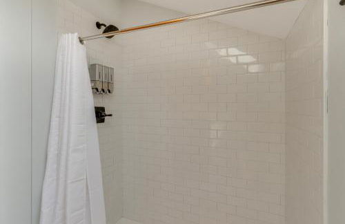 Walk to Beaches Sunny East Haven Home with Grill - Foto 17