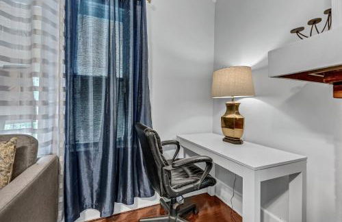 Renovated Main Floor Large 3 Bed House - Photo 8