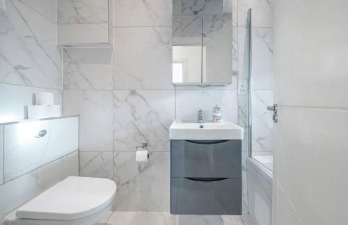 Luxurious 2BR Flat Perfect For Business Relocators By Charles Richardson ltd Short Term Rentals Couldson - Foto 19