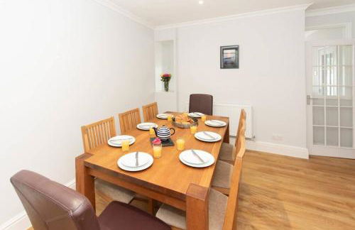 Large House in Looe, Near Beach and Bars with Great Views, Free Parking and Free Access to a Nearby Indoor Swimming Pool - Foto 9