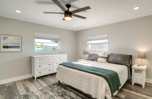 Canal-Front Home with Dock and Patio in North Port - Foto 12