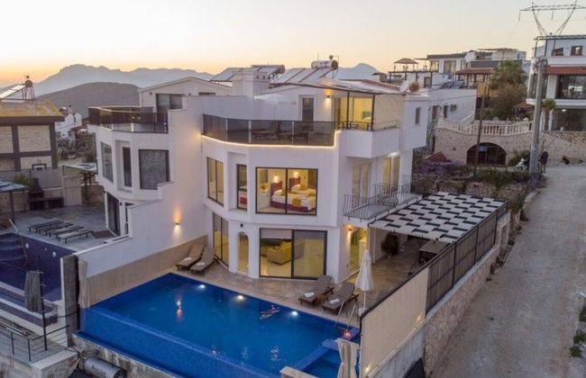 Stunning 4-bedroom Villa in Kaş With Private Pool and Breathtaking Ocean Views - Photo 14