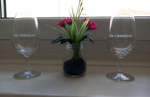 Springfield Apartment - Train to Glasgow or Edinburgh - Private Parking & Wifi - Photo 18