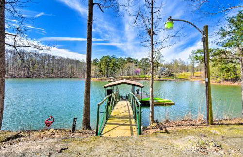 Townville Lake House with Private Dock, Kayaks! - Foto 29