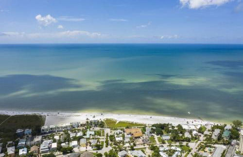 Private Village Home with Heated pool & spa with private front courtyard - Photo 48