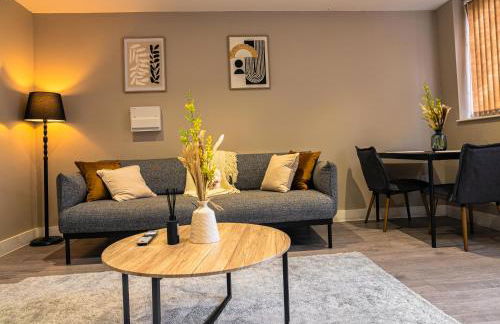 Stylish Flat in Wolverhampton - Short and long Stay with Free Parking - Photo 1