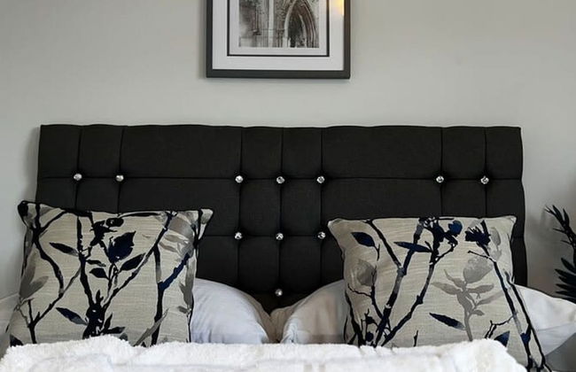 The Cheshire Gathering - Hot Tub 8 Bedroom - Photo 4