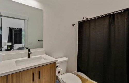 3 Min to DT - 2 Car Garage - Lux Townhome - King Bed - Foto 16