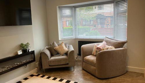 3 Bedroom home, with 4 beds, parking, walk to station & town centre families and business visitors welcome - Foto 2