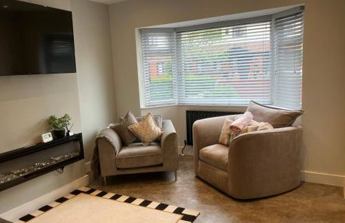 3 Bedroom home, with 4 beds, parking, walk to station & town centre families and business visitors welcome - Foto 2