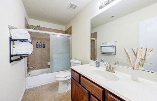 Elegant Retreat at Katy Houston, 2330 sf, 4 Bedroom 2 and Half Baths, Game Room, King Bed, BBQ, Located near Katy Asian Town, Typhoon Waterpark - Foto 41