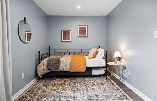 Hot Tub N64 Mins to Downtown Sleeps 8 - Foto 18