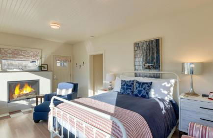 Beachside Retreat w Hot Tub Balcony Dining Blue-Ceiling Charm Sea Cured by AvantStay - Photo 5