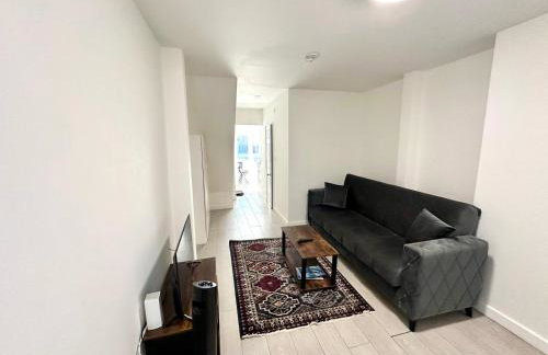 Charming Two-Bedroom Retreat-Garden Oasis Near Central London & Transport Links - Foto 8