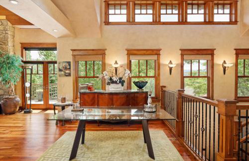 Luxe Artful Mountain Retreat with 4 King Suites, 8 Person Hot Tub and 3 Decks - Foto 22