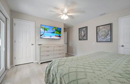 Serenity by the Sea! Cozy pool home with putting green & fire pit! - Foto 27