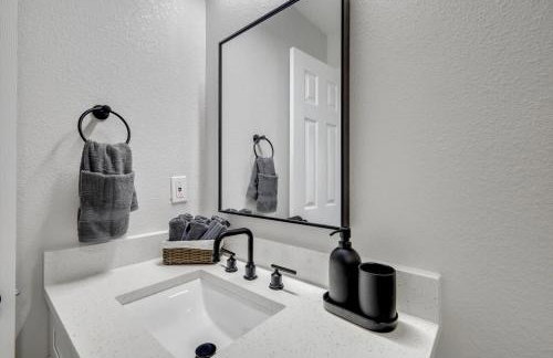 Relaxing Texas Retreat 4BR w Pool & Dream Kitchen - Foto 36